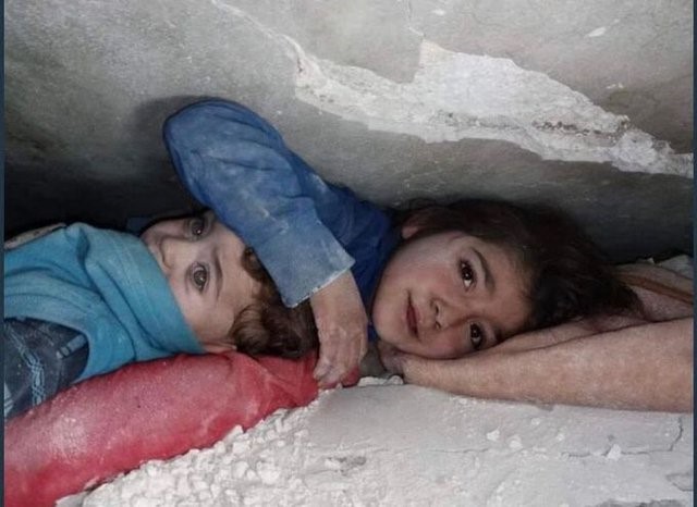 Hình ảnh một bé gái 7 tuổi, dùng tay che đầu cho em trai khi cả hai mắc kẹt dưới đống đổ nát sau trận động đất ở Thổ Nhĩ Kỳ và Syria đã chạm đến trái tim triệu người.