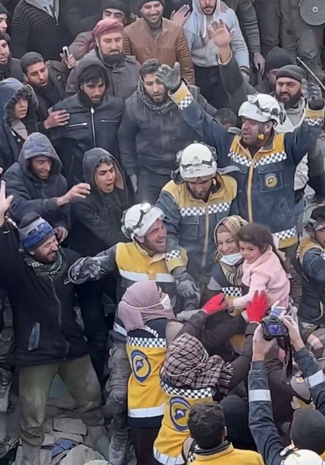 Một bé gái được kéo ra khỏi đống đổ nát ở khu vực Idlib của Syria, ngày 7/2 - Ảnh: ABC NEWS
