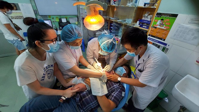 Thực hiện thủ thuật cắt thắng lưỡi cho trẻ tại Bệnh viện Nhi Đồng 1