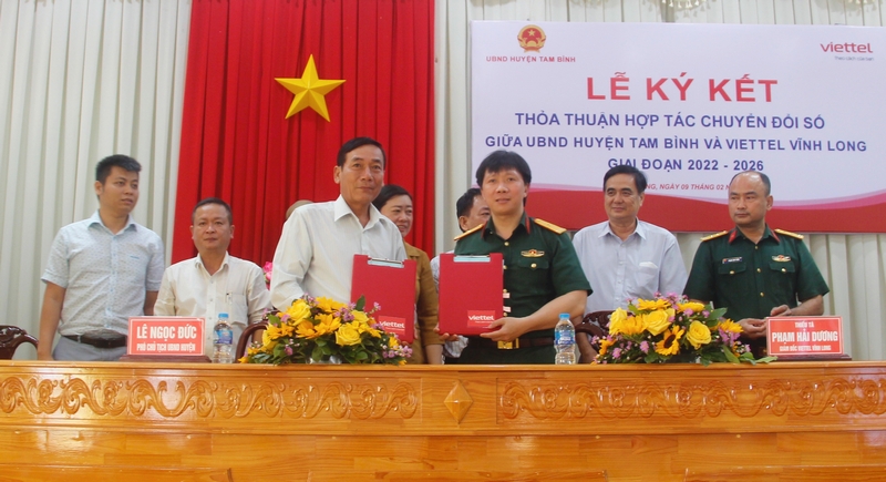  Phó Chủ tịch UBND huyện Tam Bình Lê Ngọc Đức và Giám đốc Viettel Vĩnh Long Phạm Hải Dương ký kết các thỏa thuận hợp tác.