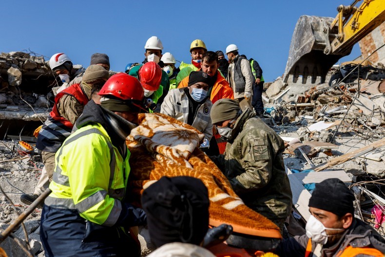 Lực lượng cứu hộ chuyển 1 người còn sống sót sau trận động đất khỏi đống đổ nát ở Hatay, Thổ Nhĩ Kỳ, ngày 12/2/2023. (Ảnh: Reuters)