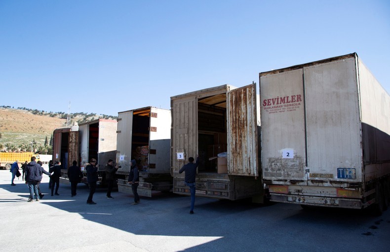 Xe tải chở hàng viện trợ nhân đạo tại cửa khẩu biên giới Bab Al-Hawa giữa Thổ Nhĩ Kỳ với Syria, ngày 9/2/2023. (Ảnh: Reuters)