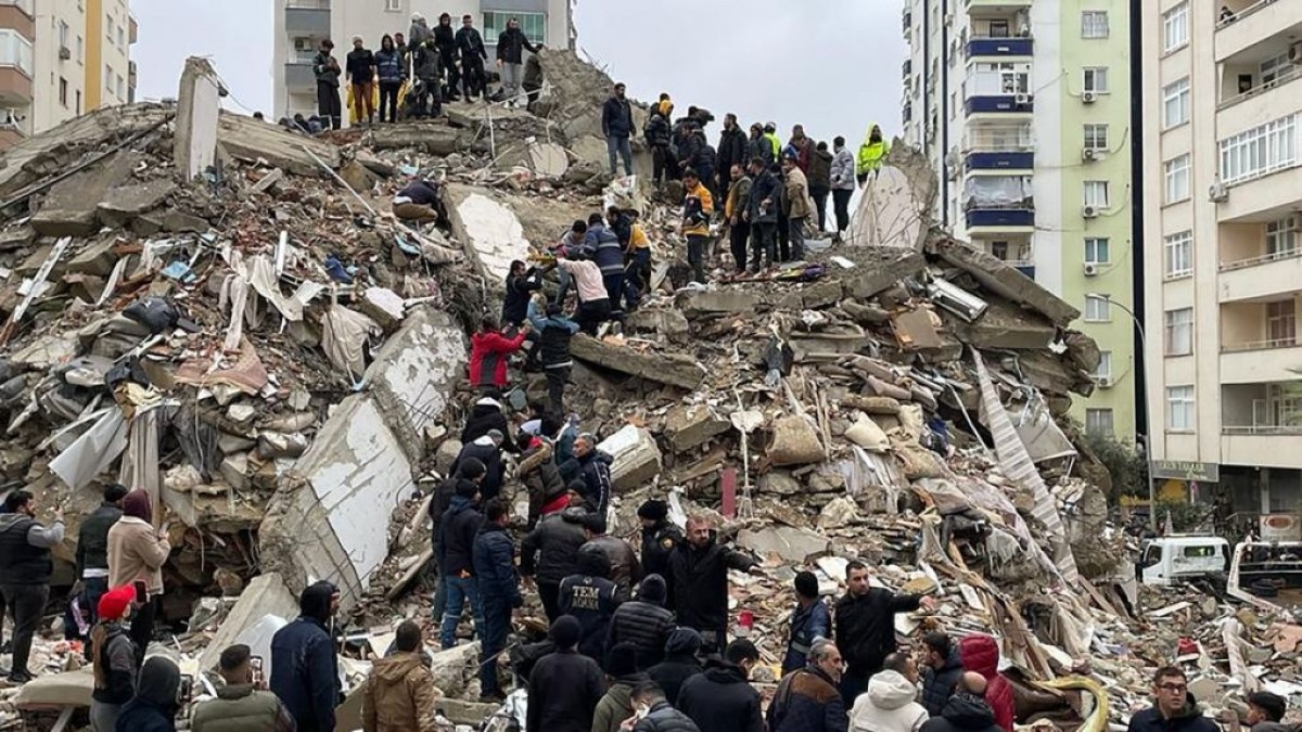 Ngôi nhà cao tầng ở Adana, Thổ Nhĩ Kỳ, sụp đổ sau trận động đất. Ảnh: Anadolu