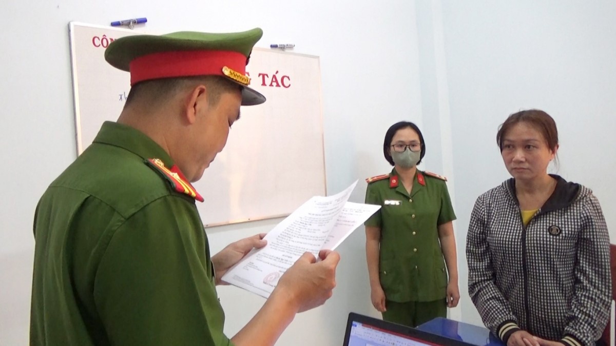Cơ quan CSĐT Công an tỉnh Bạc Liêu tống đạt các quyết định tố tụng đối với Huỳnh Ngọc Trầm. (Ảnh: Hải Linh)