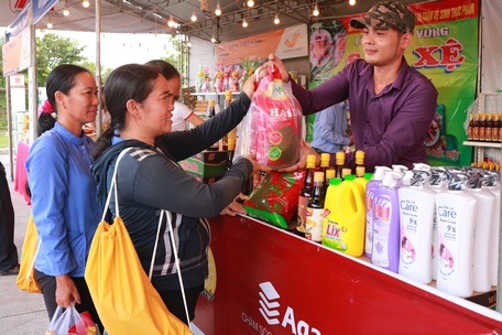 Tổ chức các phiên chợ “Hàng Việt Nam chất lượng cao” cho công nhân lao động.
