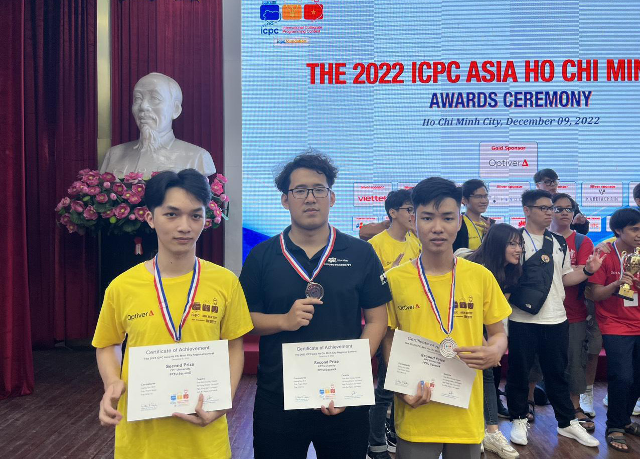 Trần Thanh Nhân (thứ ba từ trái sang phải) đạt Huy chương bạc Lập trình sinh viên quốc tế ICPC ASIA HO CHI MINH 2022