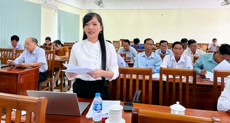 Đại biểu Nguyễn Thị Diệu Hiền, Trưởng Ban Kinh tế - Xã hội (Hội Nông dân tỉnh) đóng góp ý kiến dự thảo Luật Đất đai (sửa đổi).