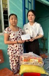 Trao tiền bạn đọc giúp em Ngô Thanh Thúy