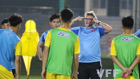  HLV Troussier từng yêu cầu U19 Việt Nam tập luyện buổi tối cách đây vài năm. (Ảnh: VFF). 