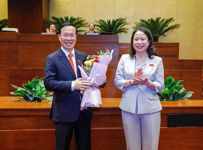 Quyền Chủ tịch nước Võ Thị Ánh Xuân tặng hoa chúc mừng Chủ tịch nước Võ Văn Thưởng - VGP/Nhật Bắc