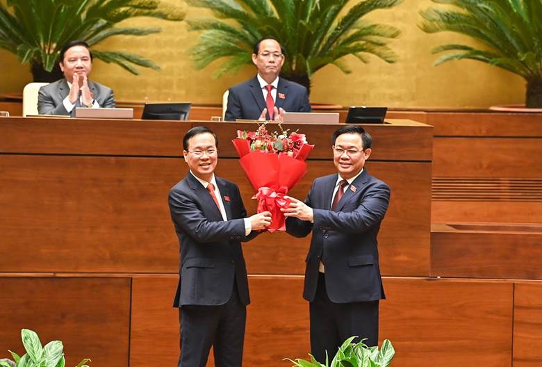 Chủ tịch Quốc hội Vương Đình Huệ tặng hoa chúc mừng Chủ tịch nước Võ Văn Thưởng - VGP/Nhật Bắc