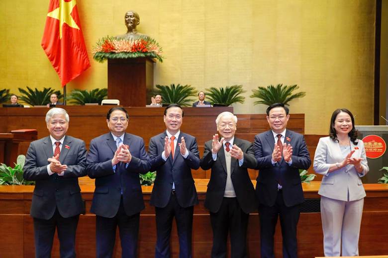 Các đồng chí lãnh Đảng, Nhà nước, Quốc hội, Chính phủ, Mặt trận Tổ quốc Việt Nam chúc mừng tân Chủ tịch nước Võ Văn Thường - Ảnh: VGP/Nhật Bắc