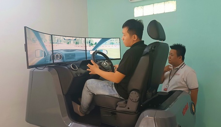 Trung tâm đào tạo lái xe Gia Thịnh là đơn vị tiên phong trang bị hệ thống mô phỏng đào tạo lái xe.