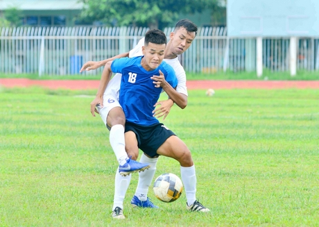 Đội bóng Vĩnh Long (áo sẫm màu) trong một trận đấu tập huấn với đội An Giang.
