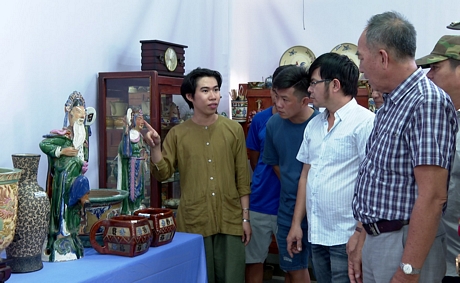 Góc nhỏ trưng bày gốm Lái Thiêu tại Triển lãm Gốm cổ Nam Bộ 2022 đã tạo thêm cơ hội để anh Huỳnh Xuân Huỳnh (bìa trái) giới thiệu sản phẩm và học hỏi nhiều kinh nghiệm quý báu.