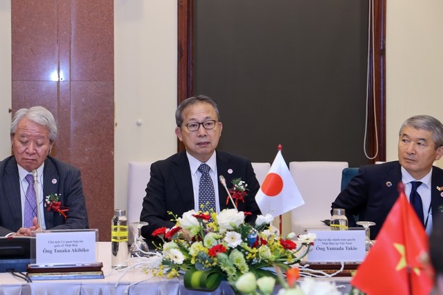 Các đại biểu cảm ơn Thủ tướng Chính phủ đối với những hỗ trợ cho hoạt động của các doanh nghiệp tại Việt Nam và cho sự thành công của Sáng kiến chung Việt Nam - Nhật Bản - Ảnh: VGP/Nhật Bắc
