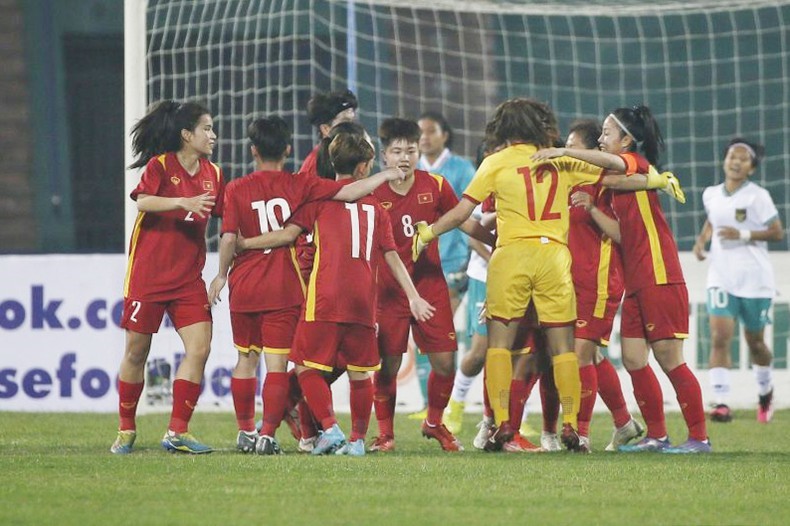Các tuyển thủ U20 nữ Việt Nam ăn mừng bàn thắng.