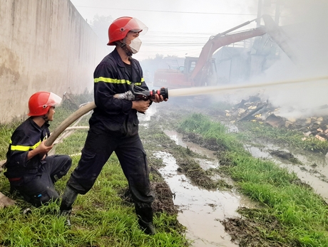 Lực lượng chữa cháy dùng vòi rồng phun nước khu vực cháy.