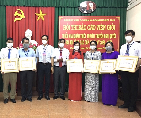 Phó Bí thư chi bộ- Lê Văn Tiến (bìa phải) nhận khen thưởng trong hội thi báo cáo viên giỏi của Đảng ủy Khối Cơ quan và Doanh nghiệp tỉnh tổ chức.