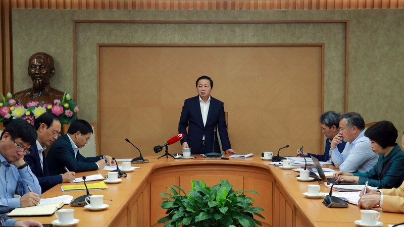 Phó Thủ tướng đề nghị Bộ Giao thông vận tải huy động, điều phối nhân lực “chi viện” cho các trung tâm đăng kiểm ở Hà Nội, Thành phố Hồ Chí Minh. (Ảnh: VGP)
