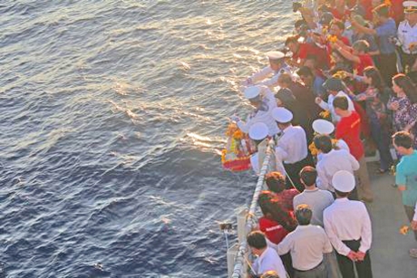 Thả vòng hoa, lễ vật xuống biển trong lễ tưởng niệm liệt sĩ Gạc Ma năm 2018. Ảnh: Ngọc Trảng