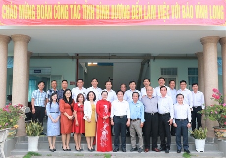 Đoàn công tác tỉnh Bình Dương thăm Báo Vĩnh Long.