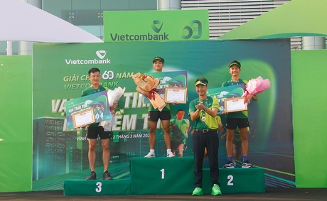 Giám đốc Vietcombank Vĩnh Long Phan Võ Phước Khánh trao giải nhất, nhì, ba cho các VĐV xuất sắc của giải.