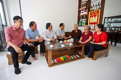 Đoàn đến thăm nhà nhiếp ảnh lão thành Nguyễn Hoàng Phước.