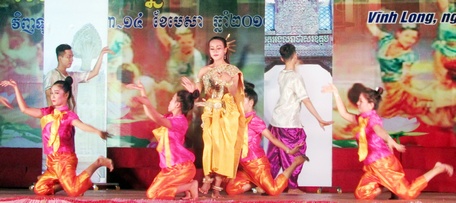 Liên hoan Văn nghệ quần chúng đồng bào Khmer tỉnh Vĩnh Long chào mừng Tết Chol Chnam Thmay.