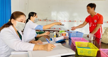 Y sĩ Thạch Thị Đương (bìa trái) cùng đồng nghiệp trong một ca khám điều trị bệnh thông thường cho học viên Cơ sở Cai nghiện ma túy. 