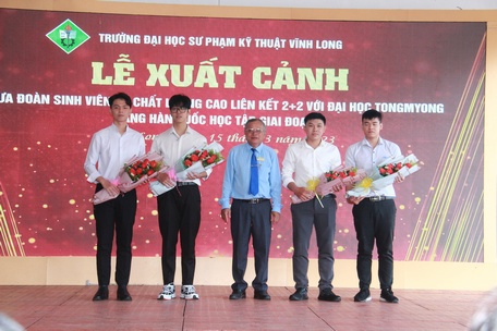 PGS.TS Cao Hùng Phi – Hiệu trưởng Trường ĐH Sư phạm kỹ thuật Vĩnh Long tặng hoa cho sinh viên trong Lễ xuất cảnh.