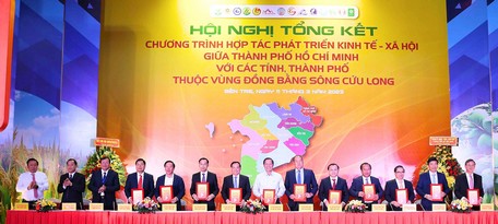 Lãnh đạo TP Hồ Chí Minh và các tỉnh, thành phố vùng ĐBSCL cùng ký biên bản thỏa thuận hợp tác.