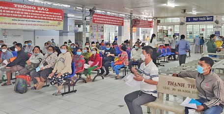 Bệnh nhân chờ lấy thuốc tại BVĐK Vĩnh Long.