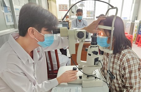 BS.CK2 Lương Hữu Thiện khám mắt cho bệnh nhân Nguyễn Thị U.