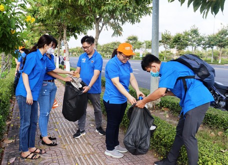 Thu gom rác thải nhựa hai bên tuyến đường Võ Văn Kiệt.