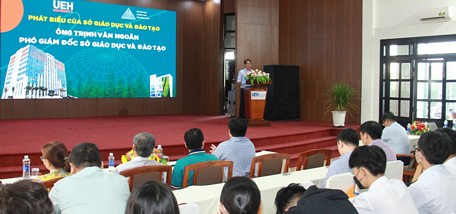 Ông Trịnh Văn Ngoãn đề nghị các đại biểu tham gia lớp tập huấn với tinh thần nghiêm túc.