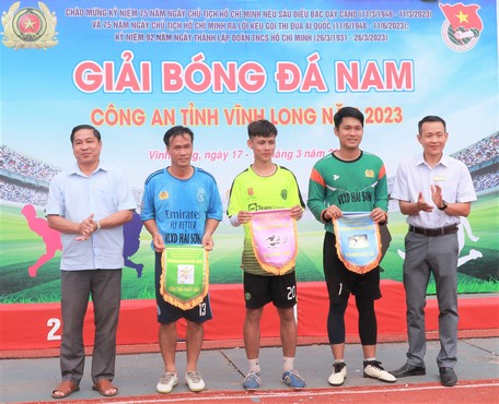 Dù về nhì nhưng Công an huyện Vũng Liêm giành đến 2 giải cá nhân là cầu thủ xuất sắc nhất và thủ môn xuất sắc nhất.