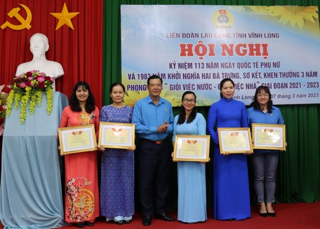 Ông Huỳnh Bá Long- Chủ tịch Liên đoàn Lao động tỉnh trao bằng khen cho các điển hình tiêu biểu trong phong trào “Giỏi việc nước- Đảm việc nhà” giai đoạn 2021-2023.