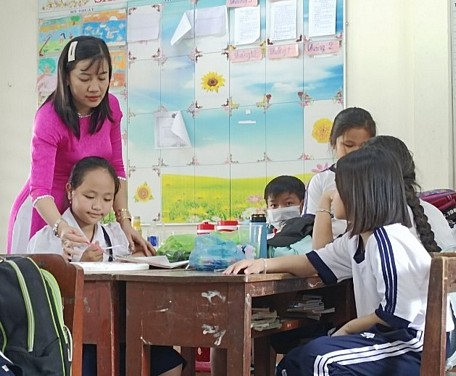 Cô Võ Thị Minh Trang vừa giỏi việc trường lại khéo vun vén việc nhà.