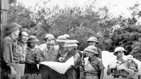Đại tướng Chu Huy Mân, nguyên Tư lệnh Quân giải phóng Quân khu 5 kiểm tra, theo dõi các mũi tiến công của Quân giải phóng đánh vào TP Đà Nẵng (tháng 3/1975). Ảnh: Tư liệu