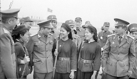 Đại tướng Chu Huy Mân nói chuyện với các nữ dân quân dân tộc Tày ở Lạng Sơn, năm 1984. Ảnh: Tư liệu