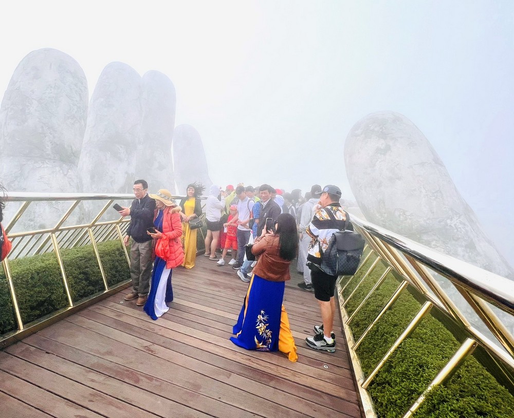 Cầu Vàng- “Cây cầu đi bộ ấn tượng nhất thế giới” lãng đãng trong sương mù.