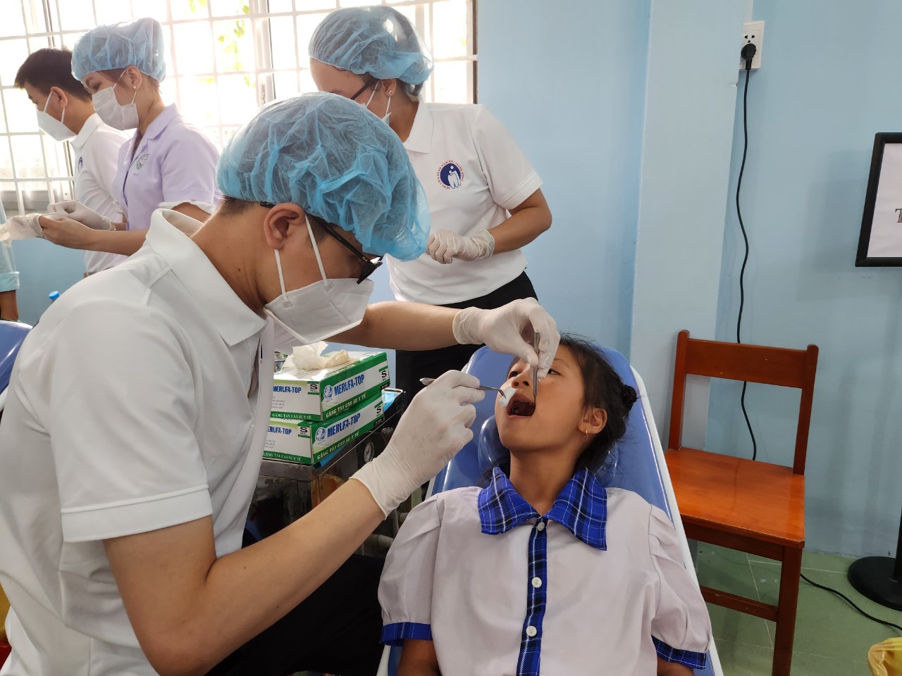 Bệnh viện Răng Hàm Mặt Trung ương TP Hồ Chí Minh khám, điều trị chăm sóc sức khỏe răng miệng cho học sinh Trường Tiểu học An Phước A (Mang  Thít).