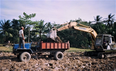 Khai thác đất mặt ruộng ở Vĩnh Long.