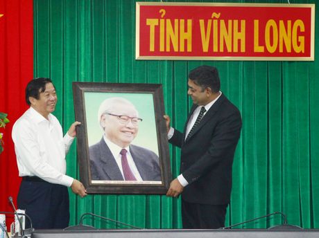 Bí thư Tỉnh ủy tặng quà cho Tổng Lãnh sự Ấn Độ tại TP Hồ Chí Minh