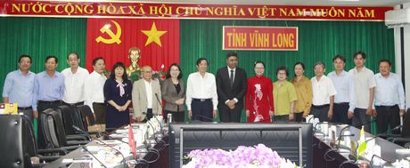 Đoàn lãnh đạo tỉnh Vĩnh Long chụp ảnh lưu niệm với Đoàn Tổng Lãnh sự quán Ấn Độ tại TP Hồ Chí Minh.