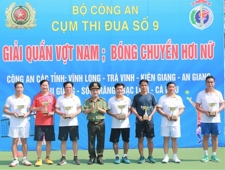 Đại tá Nguyễn Trọng Dũng- Giám đốc Công an tỉnh Vĩnh Long, trao các giải nhất, nhì, ba nội dung đôi nam lãnh đạo.