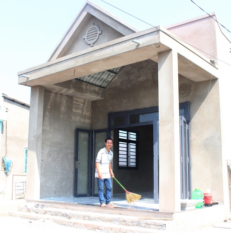 Anh Lê Thanh Ngoan vui mừng khi căn nhà mới khang trang sắp hoàn thành. 