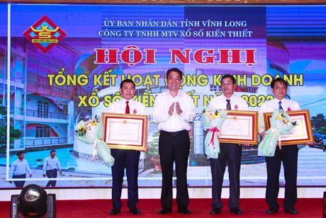 Thừa ủy quyền, ông Lữ Quang Ngời- Chủ tịch UBND tỉnh trao Huân chương Lao động hạng III của Chủ tịch nước cho 3 cá nhân.