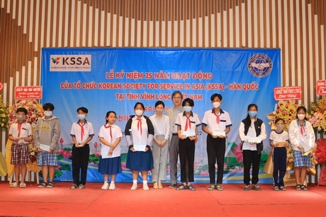 Đại diện tổ chức KSSA trao tặng học bổng cho học sinh nghèo vượt khó học giỏi của tỉnh Vĩnh Long.